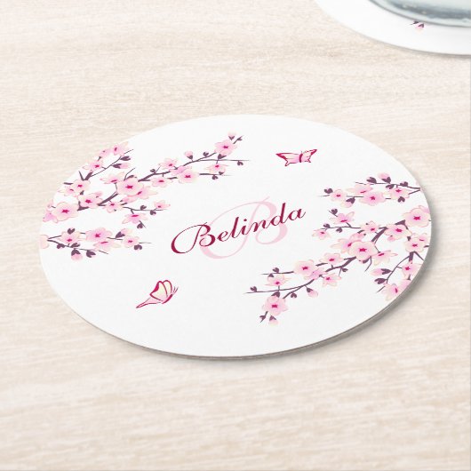 フローラさくらんぼブラッズピンクホワイトモノグラムネームバ ラウンドペーパーコースター (アングル)