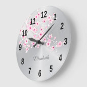 フローラさくらんぼ花ピンクシルバーガールズルームネーム ラージ壁時計 (傾斜)