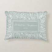 フローラのティール（緑がかった色）縁ど結婚パーソナライズされたの庭 アクセントクッション (裏面)