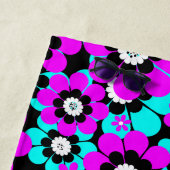 フローラのネオン模様の紫とターコイズの花 ビーチタオル (インサイチュ)