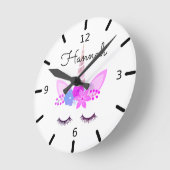 フローラのパーソナライズされた眠る一角獣 ラウンド壁時計 (傾斜)