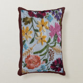 フローラの刺繍模様(美しい花) アクセントクッション (正面(垂直))