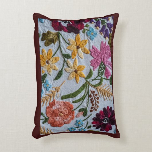 フローラの刺繍模様（美しい花） アクセントクッション (正面(垂直))