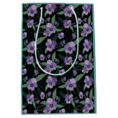 フローラの暗い背景に葉を付けたパンジー ミディアムペーパーバッグ (正面)