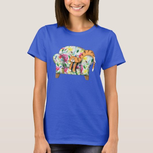 フローラの椅子に寝ている漫画子猫 Tシャツ (正面)