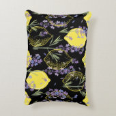 フローラの背景に手描きのラベンダー色の花を付ける アクセントクッション (裏面(縦))