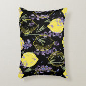 フローラの背景に手描きのラベンダー色の花を付ける アクセントクッション (正面(垂直))