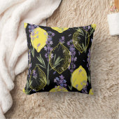 フローラの背景に手描きのラベンダー色の花を付ける クッション (ブランケット)