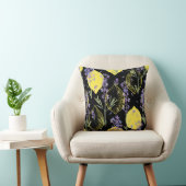 フローラの背景に手描きのラベンダー色の花を付ける クッション (椅子)