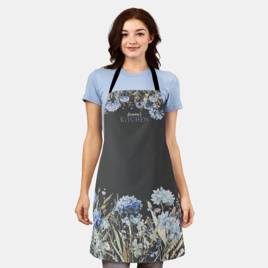 フローラの青い野パーソナライズされた花 エプロン (着用した状態)