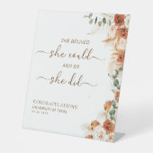 フローラは信じ卒業会に行けた 台座サイン (正面)