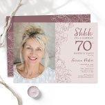 フローラほこりっぽいピンクの驚きの写真70誕生日 招待状<br><div class="desc">フローラほこりっぽいピンクとmauve驚きの70th誕生日パーティーの招待状あなたの写真をカードの前面に。ボタニエレガントカルモダンスケッチアクセントとタイポグラフィスクリプトフォントを搭載したデザイン。トレンディーシンプル招待状カードは女性の日スタイリッシュお祝いに最適。任意のカスタマイズ年齢にすることができる。印刷されたZazzle招待状または即時ダウンロードのデジタル印刷可能なテンプレート。</div>