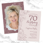 フローラほこりっぽいピンク写真70th誕生日パーティー 招待状<br><div class="desc">フローラほこりっぽい赤面ピンクとメイヴ写真70th Birthday Party Invitation.ボタニエレガントカルモダンスケッチアクセントとタイポグラフィスクリプトフォントを搭載したデザイン。トレンディーシンプル招待状カードは女性の日スタイリッシュお祝いに最適。任意のカスタマイズ年齢にすることができる。印刷されたZazzle招待状または即時ダウンロードのデジタル印刷可能なテンプレート。</div>