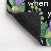 フローラやる気を起こさせる姿勢紫色フラワーブラック マウスパッド (コーナー)