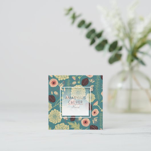 フローラよくはしゃぐグリーンティール(緑がかった色)ピンクパターン(の模様が)あるの花 スクエア名刺 (スタンド正面)