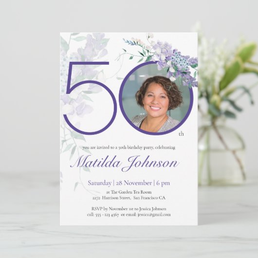フローラエレガントカスタムパープルフォト50誕生日 招待状 (スタンド正面)