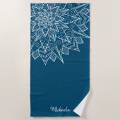 フローラエレガントブルーホワイトマンダラフラワー追加の名前 ビーチタオル (正面)