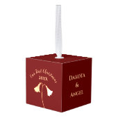 フローラエレガントレッド金ゴールドカップルの初めてのクリスマス キューブオーナメント (裏面アングル)