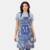 フローラエレガント花葉青をテーマにしたモノグラム エプロン (着用した状態)