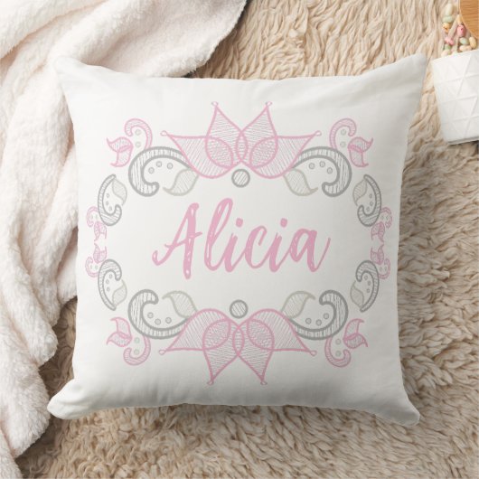 フローラエンブレムピンクの華やかなカスタマイズ可能な名前 クッション (ブランケット)