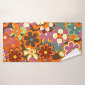 フローラカラフルヴィンテージのシームレスパターン。レトロ70 バスタオル (バスタオル)
