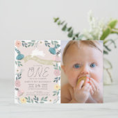 フローラガーデンピンクホワイトバニー写真1st誕生日 招待状 (スタンド正面)