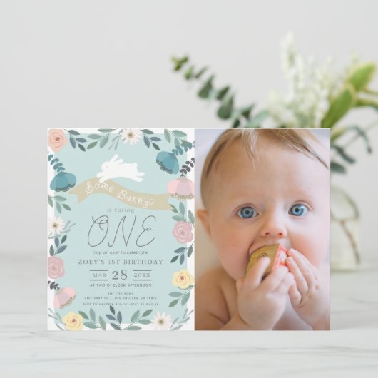 フローラガーデンブルーホワイトバニー写真1st誕生日 招待状 (スタンド正面)