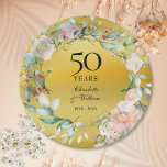 フローラガーランドゴールドフォイル結婚50周年記念 ペーパープレート<br><div class="desc">金ゴールドフォイルの背景に繊細な水彩のフローラガーランドを搭載したシックな植物学50周年紙プレート結婚は、文字での特別な記念日の情報と共に楽しめエレガントる事が出来る。Thisisnomeによる設計©</div>