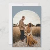 フローラクラシックほこりっぽいブルー結婚モノグラム弓 招待状 (裏面)