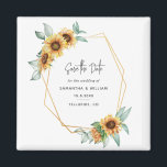 フローラサンフラワーユーカリプトゥスウェディング日付を保存 マグネット<br><div class="desc">私たちの明るい結婚ひまわりテーマは日付カードを保存して、あなたの完璧な今季を計画。ひまわり開花と金ゴールド効果幾何学模様を搭載しカスタマイズた、このカードはブライダルシャワー、婚約パーティ、誕生日パーティー、記念日、家族の懇親会、数ヶ月前に並んだ特別な機会など、お客様の特別な機会に簡単に使用できる。上の「パーソナライクリックズ」ボタンとクリック青い「it」ボタンで文言を編集して文字を並べ替え、フォントや背景色を変更して好きなように変更するカスタマイズ。さらに重要な事もし救済、これを使って、あなたの画面の上の「音声バブル」を使ってメッセージを送ってくれ、このカードとコレクションの他のアイテムと一緒に救済、私は出来るだけ頑張ろう。</div>