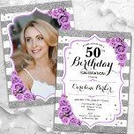 フローラシルバーホワイトパープルフォト50誕生日 招待状<br><div class="desc">エレガントフローラフェミニンの50歳の誕生日の招待状とカードの裏の写真。グラムホワイト、ラベンダーパープルデザインとフェイクグリッター銀。機能ストライプ、紫のバラ、スクリプトフォントと紙吹雪。大人スタイリッシュのお祝いパーティーに最適。独自の詳細でパーソナライズどんなカスタマイズ年でもいい！印刷されたZazzle招待状または即時ダウンロードのデジタル印刷可能なテンプレート。</div>
