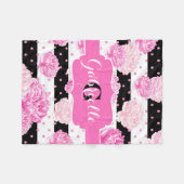 フローラストライプピンクウォーター色のベビーガールモノグラム フリースブランケット (正面(横))