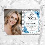 フローラダスティブルーシルバーホワイト写真50誕生日 招待状<br><div class="desc">エレガントフローラ50歳のフェミニン誕生日の招待状と写真。グラム、白と埃っぽい青いデザインとフェイクグリッター銀。機能ストライプ、ライトターコイズバラ、スクリプトフォントおよび紙吹雪。大人スタイリッシュのお祝いパーティーに最適。独自の詳細でパーソナライズどんなカスタマイズ年でもいい！印刷されたZazzle招待状または即時ダウンロードのデジタル印刷可能なテンプレート。</div>