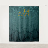 フローラダークティール（緑がかった色）金ゴールドブラックモノグラムフォトブース タペストリー (正面)