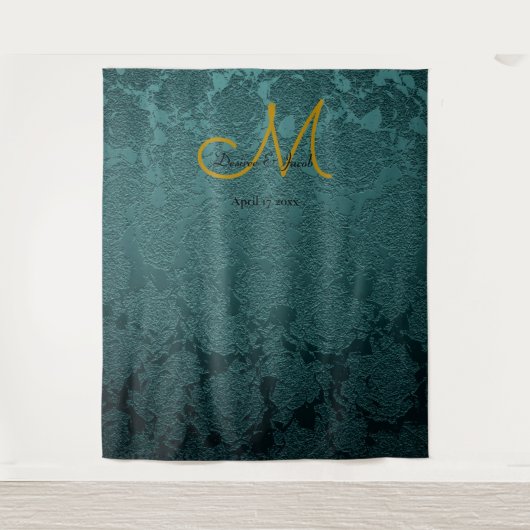 フローラダークティール（緑がかった色）金ゴールドブラックモノグラムフォトブース タペストリー (正面)