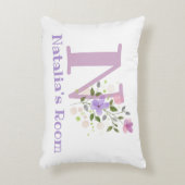 フローラデザインの名前とイニシャル。かわいらし アクセントクッション (正面(垂直))