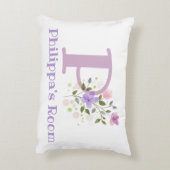 フローラデザインの名前とイニシャル。かわいらし アクセントクッション (裏面(縦))