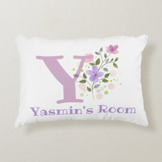 フローラデザインの名前とイニシャル。かわいらし アクセントクッション (正面)