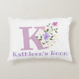 フローラデザインの名前とイニシャル。かわいらし アクセントクッション