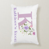 フローラデザインの名前とイニシャル。かわいらし アクセントクッション (正面(垂直))