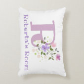 フローラデザインの名前とイニシャル。かわいらし アクセントクッション (正面(垂直))