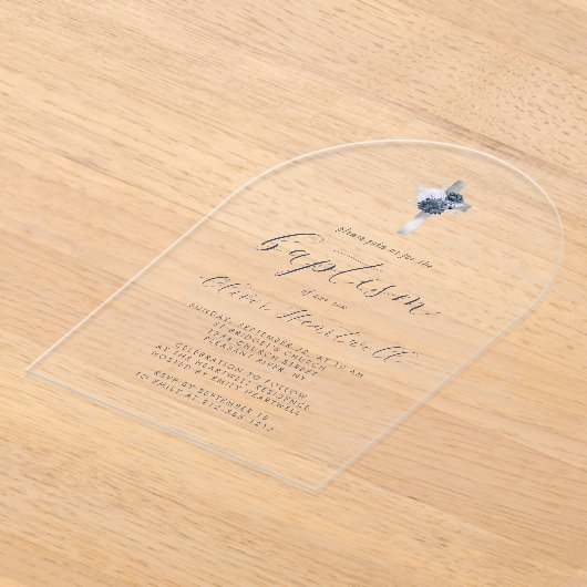 フローラネイビーダスティブルーシルバークロスボーイズバプテスマ アクリル招待状 (レイダウン)