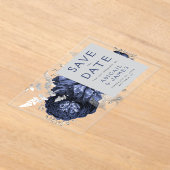 フローラネイビーブルーシルバーウェディング日付を保存 アクリル招待状 (レイダウン)