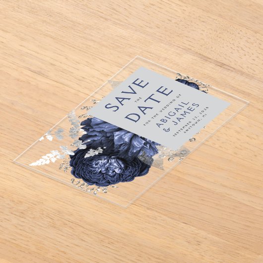 フローラネイビーブルーシルバーウェディング日付を保存 アクリル招待状 (レイダウン)