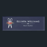 フローラハサミ – ネイビーブルー美容師 名札<br><div class="desc">ネイビーの青い背景に白い文字を付けた美容師名札と、オレンジ色、赤飾、ピンク色のカラフルの花を描いた白いハサミのペア。</div>