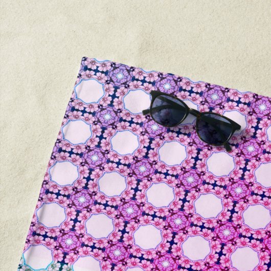 フローラハネコーム：複雑な幾何学的パターン ビーチタオル (インサイチュ)