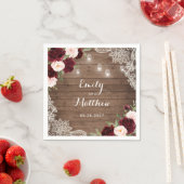 フローラバーグンディ素朴ウッドレースのストリングライト スタンダードカクテルナプキン (インサイチュ)