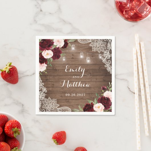 フローラバーグンディ素朴ウッドレースのストリングライト スタンダードカクテルナプキン (インサイチュ)