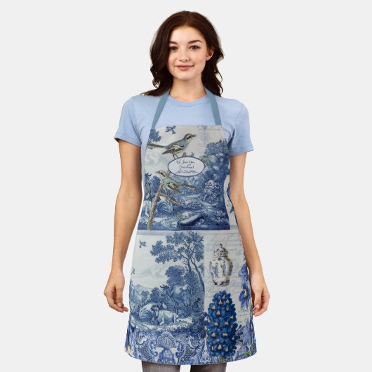 フローラバードイングリッシュガーデンブルーとホワイトトイレA エプロン (着用した状態)