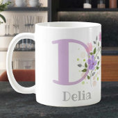 フローラパーソナライズされたコーヒーマグと名前Delia. コーヒーマグカップ